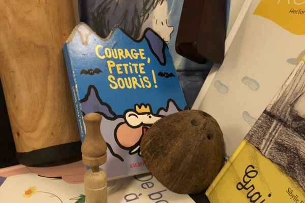 carrée - gros plan livres et instruments