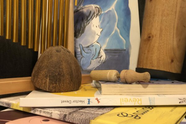 carrée - pile de livres et instruments