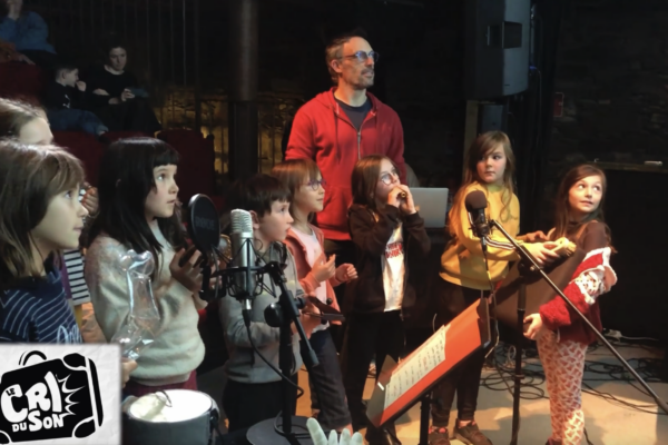 enfant bruitent dino